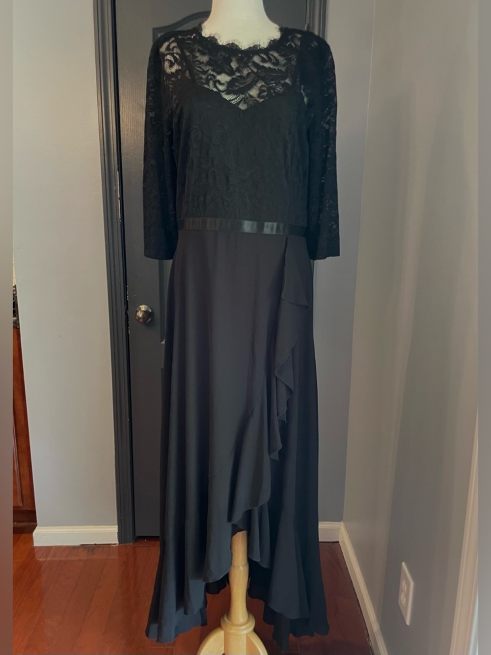 Miusol Black Lace Formal Evening Dress - Picture 2 of 16